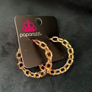 Post earring. Gold, chain design.